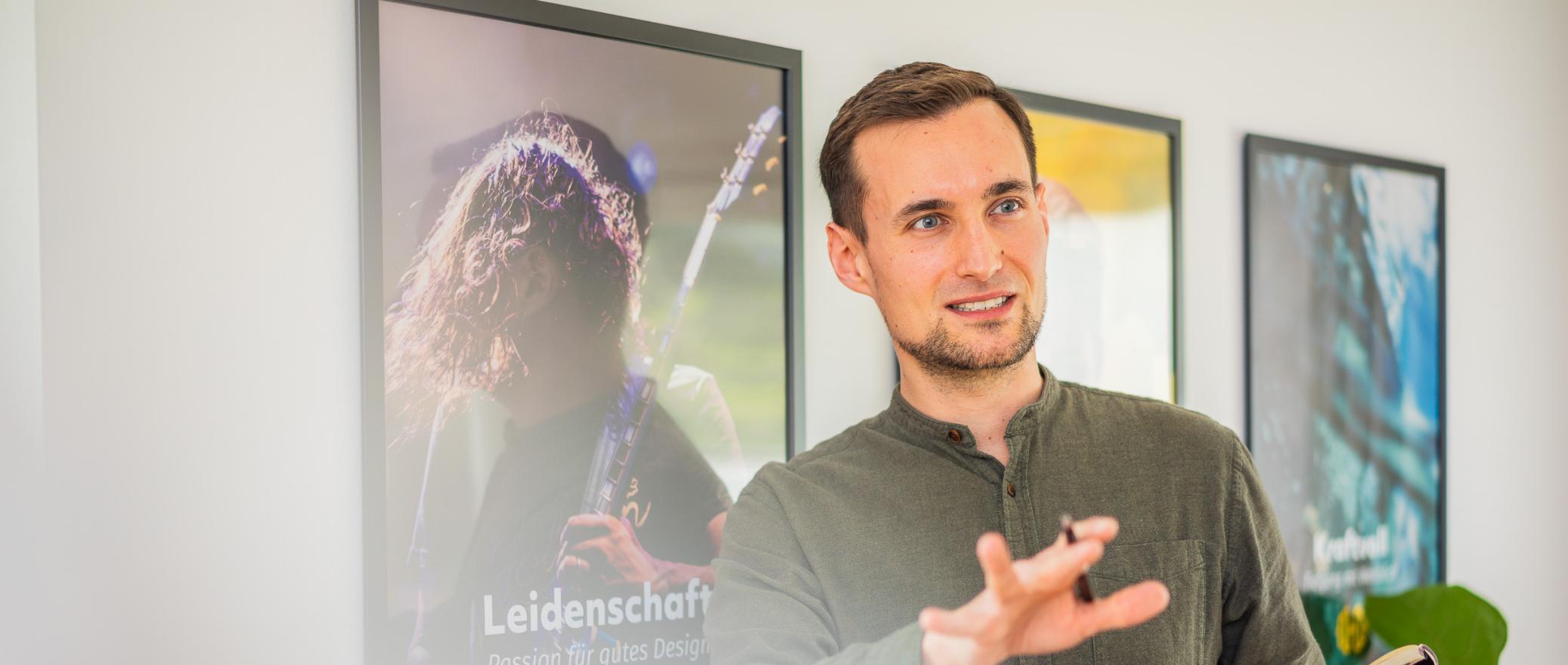 Fabian Scholz beim Halten einer Keynote im Büro in Essen