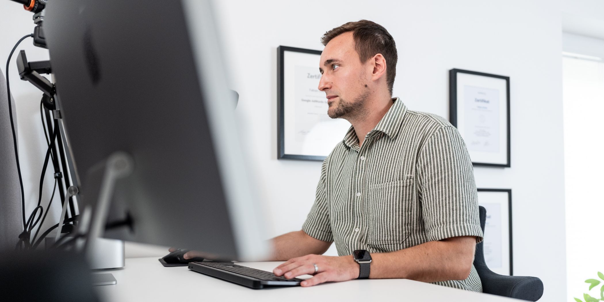 Fabian Scholz beim Arbeiten am MacStudio im Büro